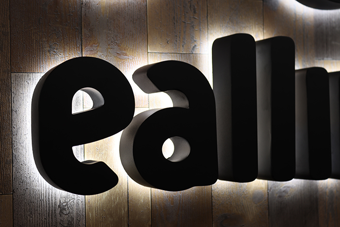 チャンネル文字看板 後面発光