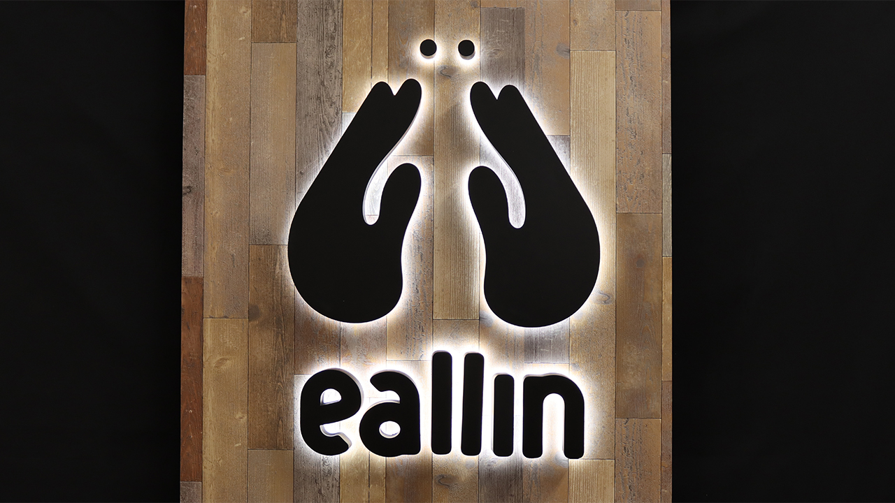 チャンネル文字 後面発光 eallin 点灯時