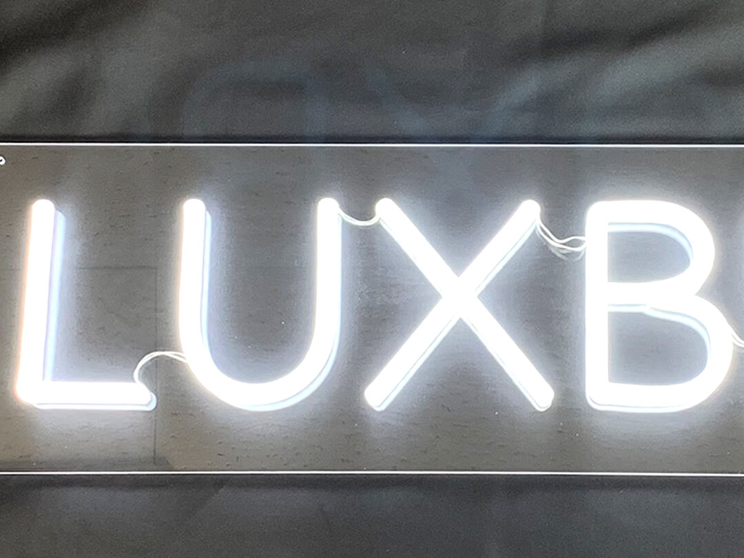 LEDネオンサイン｜ネオン看板の製作事例（LUXB）