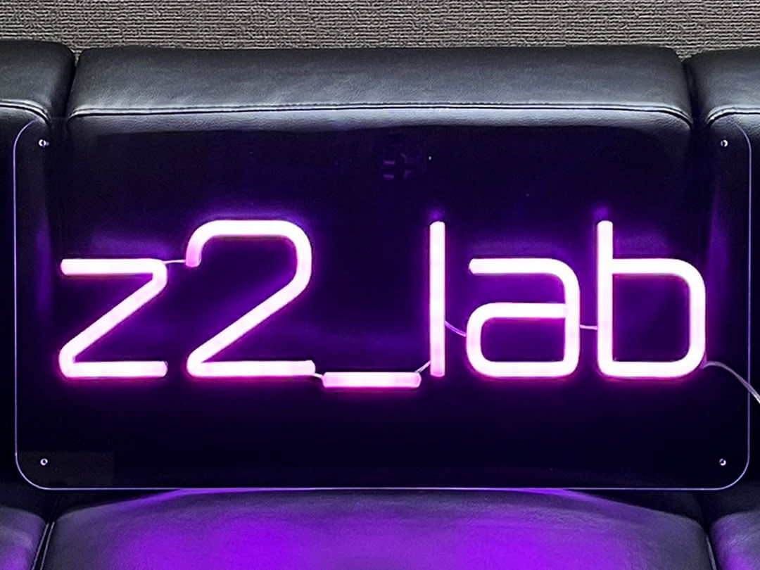LEDネオンサイン｜ネオン看板の製作事例（z2_lab 英字/ピンク）