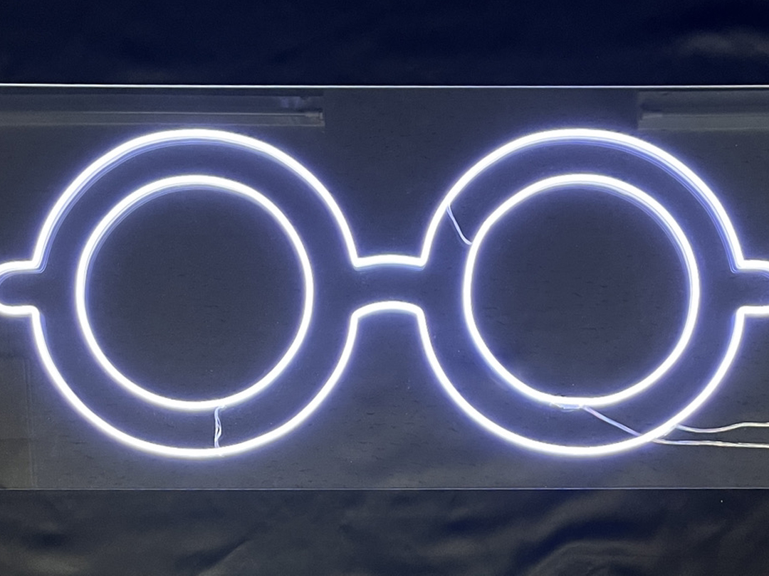LEDネオンサイン｜ネオン看板の製作事例（眼鏡 ロゴ/RGB）