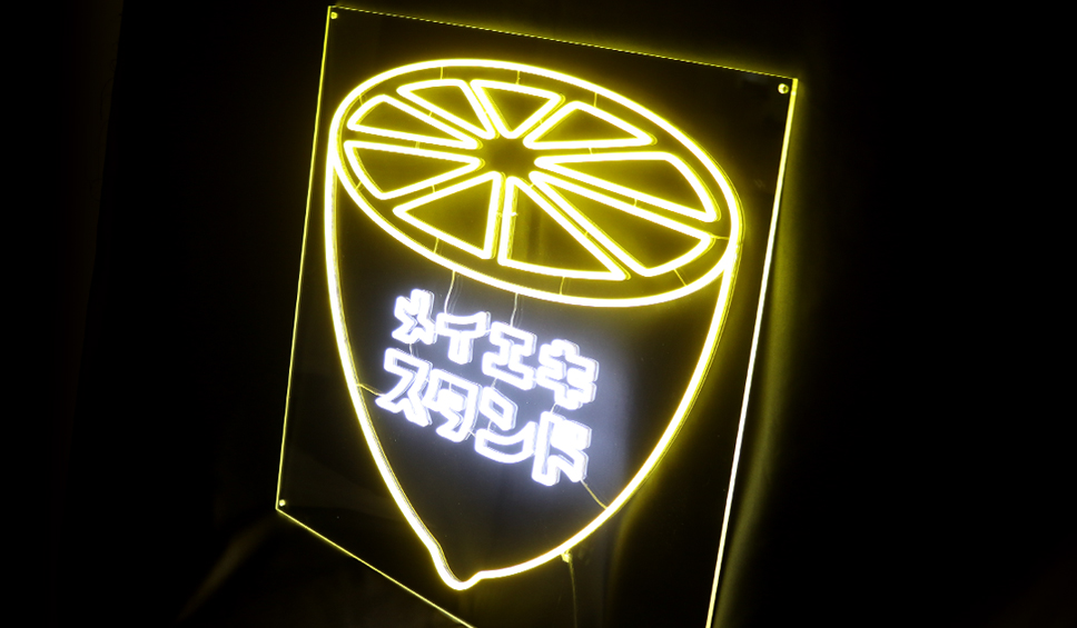 LEDネオンサイン看板製作のご紹介 大きめレモンのシンボルが目を引くビジュアル系ネオン。
